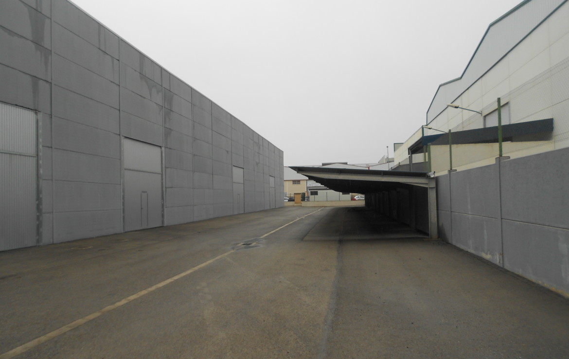 Patio exterior y aparcamiento Nave Industrial