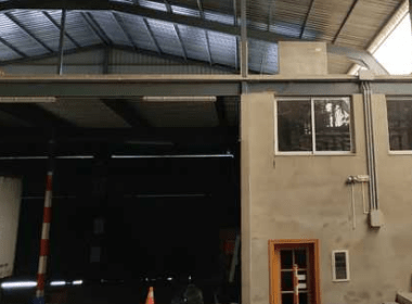 nave industrial con oficinas